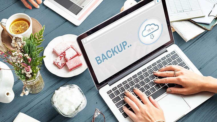 Ein Mac-Lapotp auf dessen Bildschirm ein Backup angezeigt wird