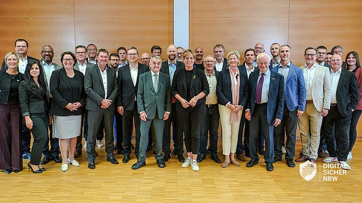 Gruppenbild mit den Teilnehmenden des Spitzengesprächs