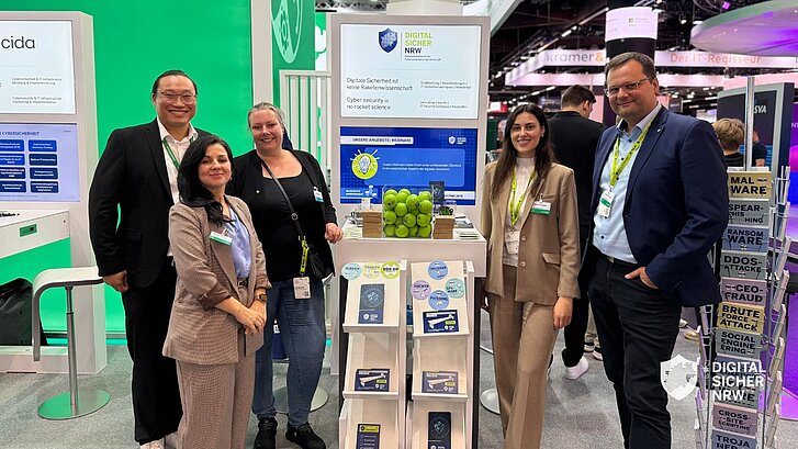Der Stand von DIGITAL.SICHER.NRW mit den Teammitgliedern
