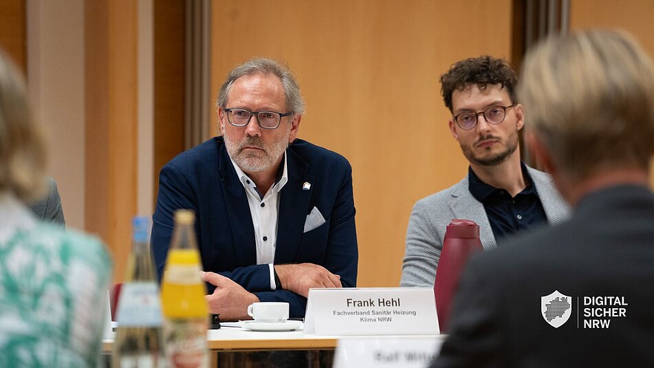 Frank Hehl schaut zu den Sprechenden des Spitzengesprächs